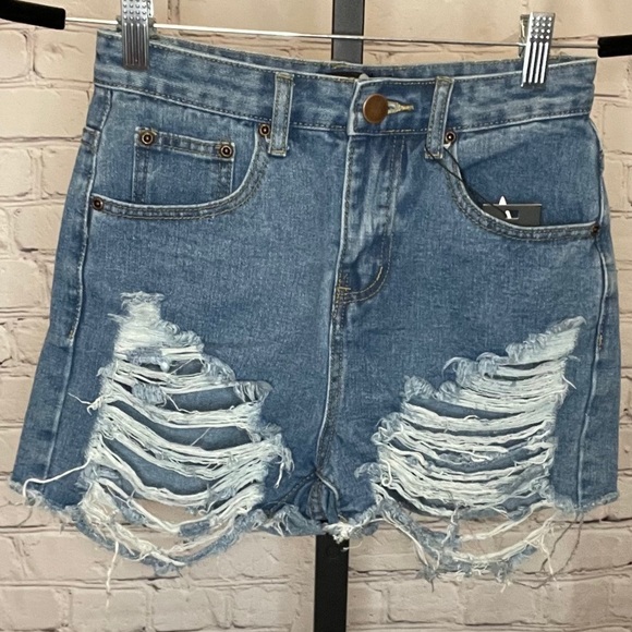 NWT Boohoo High Rise Distressed Jean Shorts - Picture 2 of 7